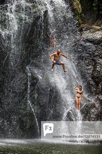 Wasserfall-Springen  Fidschi  Südpazifik  Pazifik