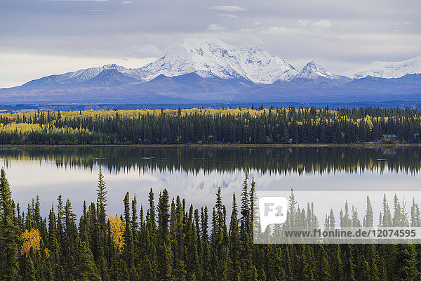 Landschaft des Wrangell-St. Elias-Nationalparks vom Willow Lake aus  UNESCO-Welterbe  Alaska  Vereinigte Staaten von Amerika  Nordamerika