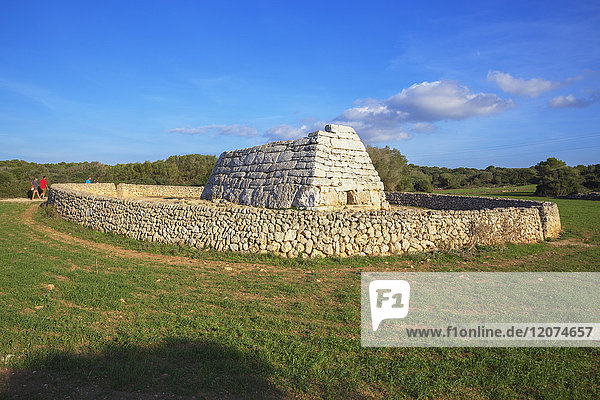 Naveta oder Megalithgrab an der Fundstätte Es Tudons  Menorca  Balearen  Spanien  Mittelmeer  Europa
