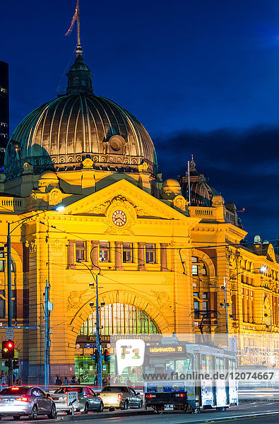 Bahnhof Flinders Street bei Nacht  Melbourne  Victoria  Australien  Pazifik