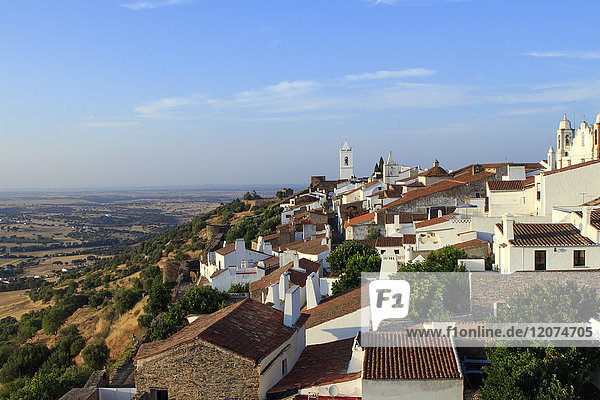 Blick auf das mittelalterliche befestigte Dorf Monsaraz  Alentejo  Portugal  Europa