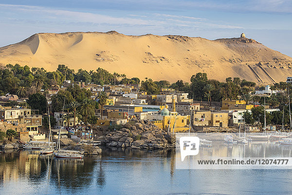 Blick auf den Nil und das nubische Dorf auf der Insel Elephantine  Assuan  Oberägypten  Ägypten  Nordafrika  Afrika