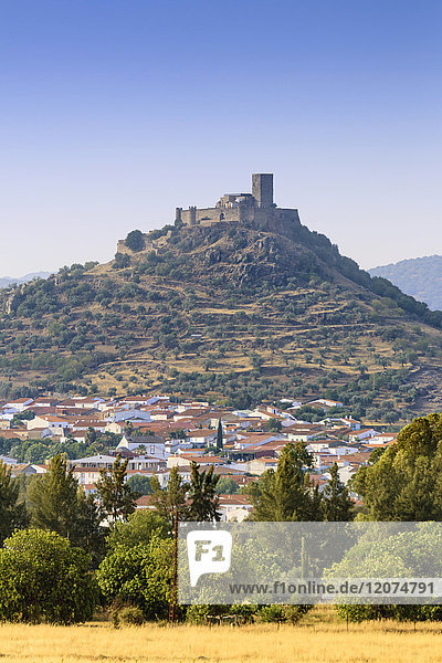 Schloss Alconchel bei Badajoz in der spanischen Extremadura  Spanien  Europa