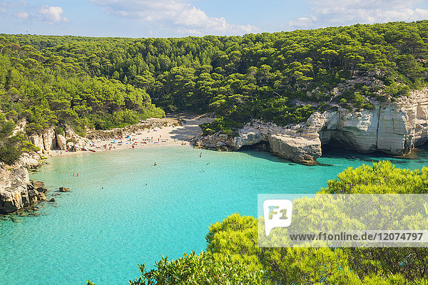 Blick auf Cala Mitjana  Menorca  Balearische Inseln  Spanien  Mittelmeer  Europa