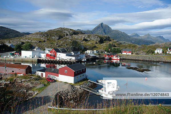 Blick auf den Hafen von Sund  Lofoten Inseln  Nordland  Norwegen  Skandinavien  Europa
