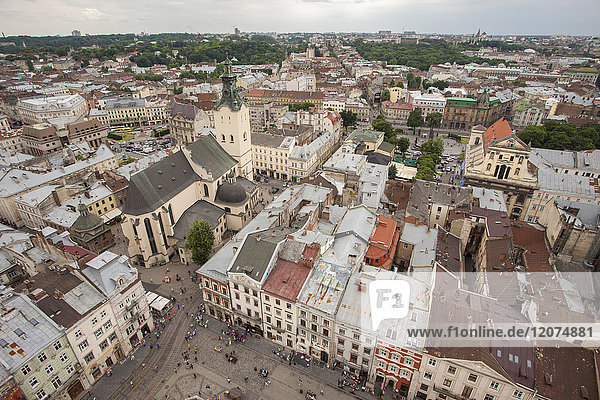 Blick auf die Altstadt von der Spitze des Rathausturms  UNESCO-Weltkulturerbe  Lemberg  Ukraine  Europa