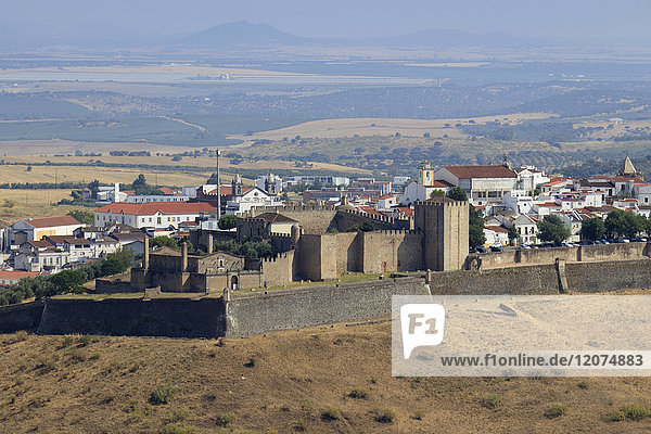 Blick auf die ummauerte und befestigte Stadt Elvas  UNESCO-Weltkulturerbe  Alentejo  Portugal  Europa