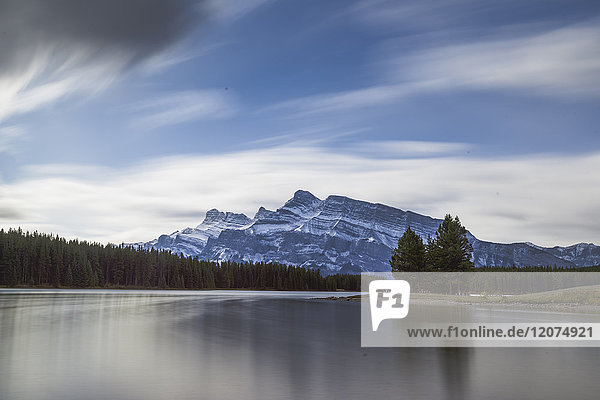 Langzeitbelichtung der Landschaft des Two Jack Lake im Banff National Park  UNESCO Weltkulturerbe  Kanadische Rockies  Alberta  Kanada  Nordamerika