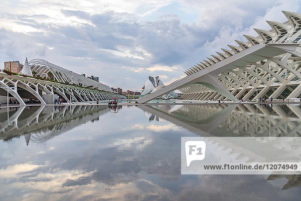 Ein Buggy spiegelt sich perfekt in der Stadt der Künste und Wissenschaften von Valencia  Valencia  Spanien  Europa