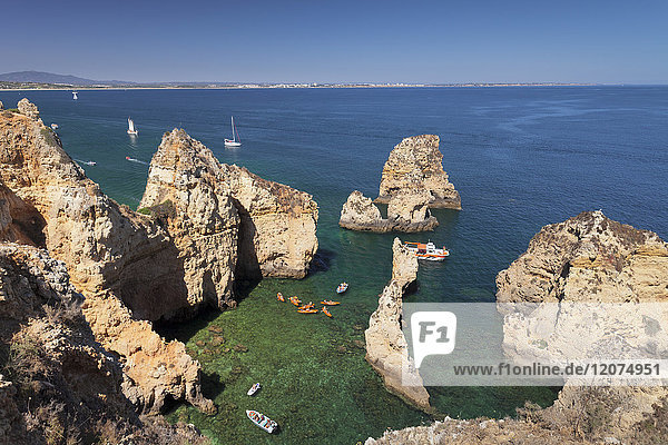 Ausflugsboote am Kap Ponta da Piedade  in der Nähe von Lagos  Algarve  Portugal  Europa