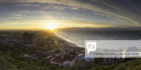 Blick auf Muizenberg Beach bei Sonnenaufgang  Kapstadt  Westkap  Südafrika  Afrika