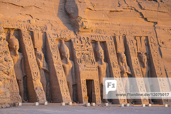 Der kleine Tempel  der Nefertari gewidmet und mit Statuen des Königs und der Königin geschmückt ist  Abu Simbel  UNESCO-Weltkulturerbe  Ägypten  Nordafrika  Afrika