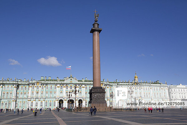 Alexandersäule auf dem Schlossplatz  im Hintergrund das Staatliche Eremitage-Museum (Winterpalast)  UNESCO-Weltkulturerbe  St. Petersburg  Russland  Europa