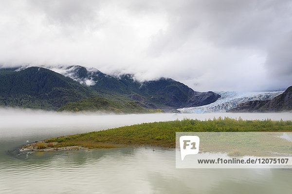 Nebel  Mendenhall Gletscher und See  hellblaues Eis  Tongass National Forest  Juneau  Alaska  Vereinigte Staaten von Amerika  Nordamerika