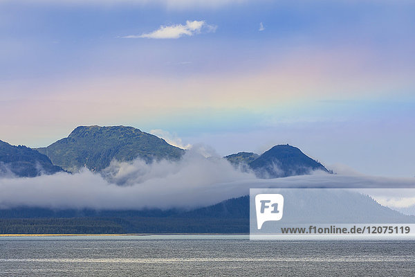 Regenbogenfarben und tief hängender Nebel über der Icy Strait  zwischen Chichagof Island und dem Glacier Bay National Park  UNESCO-Weltkulturerbe  Alaska  Vereinigte Staaten von Amerika  Nordamerika