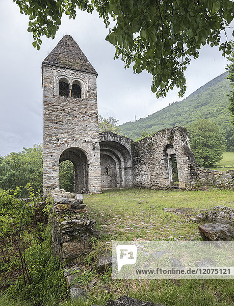 Die mittelalterliche Abtei San Pietro in Vallate  Piagno  Provinz Sondrio  Untere Valtellina  Lombardei  Italien  Europa