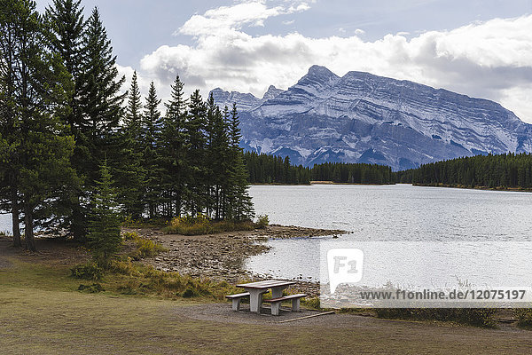 Picknicktisch am Two Jack Lake  Banff National Park  UNESCO-Weltkulturerbe  Kanadische Rockies  Alberta  Kanada  Nordamerika