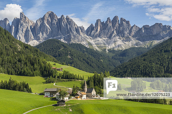 Blick auf Kirche und Bergkulisse  Val di Funes  Provinz Bozen  Trentino-Südtirol  Italienische Dolomiten  Italien  Europa