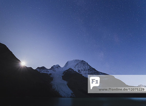 Mondaufgang über dem Mount Robson  dem höchsten Gipfel der kanadischen Rockies  UNESCO-Welterbe  kanadische Rockies  British Columbia  Kanada  Nordamerika