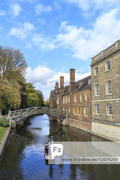 Universität Cambridge  Queen's College und Mathematical Bridge  Cambridge  Cambridgeshire  England  Vereinigtes Königreich  Europa