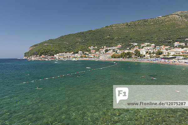 Menschen beim Schwimmen im Adriatischen Meer  Ferienort Petrovac  Montenegro  Europa