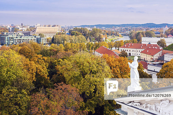 Litauen  Vilnius  Statue auf dem Dach mit Stadtbild im Hintergrund