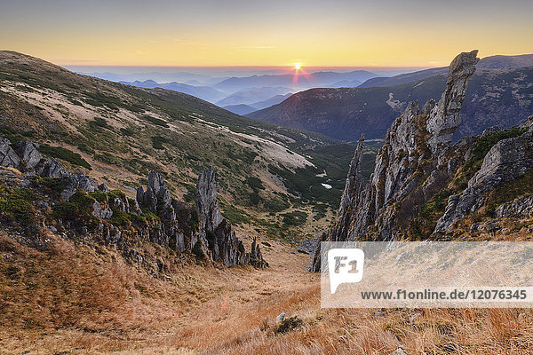 Ukraine  Gebiet Iwano-Frankiwsk  Bezirk Werchowyna  Karpaten  Chornohora  Landschaft mit Berg Shpytsi
