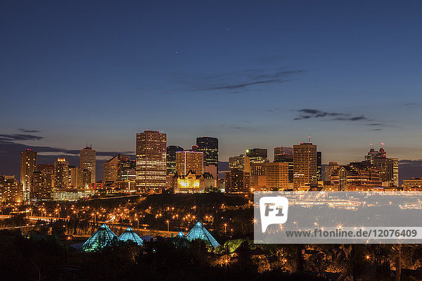 Kanada  Alberta  Edmonton  Stadtbild in der Abenddämmerung
