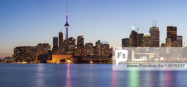 Kanada  Toronto  Skyline in der Abenddämmerung