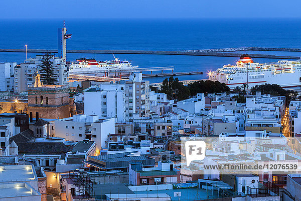 Spanien  Andalusien  Almeria  Stadtbild mit Meer in der Abenddämmerung