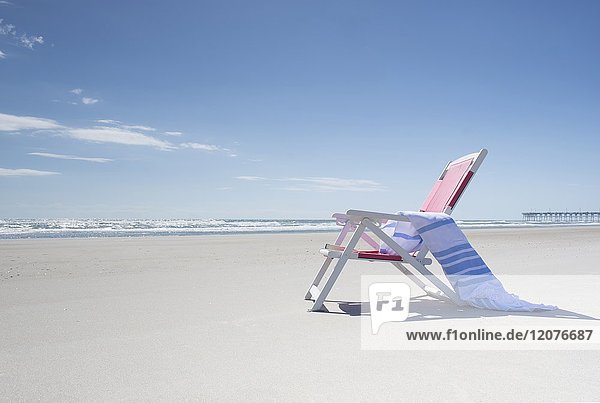 Liegestuhl am leeren Strand