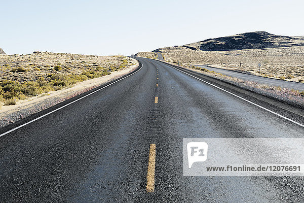 USA  Nevada  Highway 50  Blauer Himmel über leerer Straße
