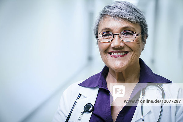 Porträt eines lächelnden gemischtrassigen Arztes