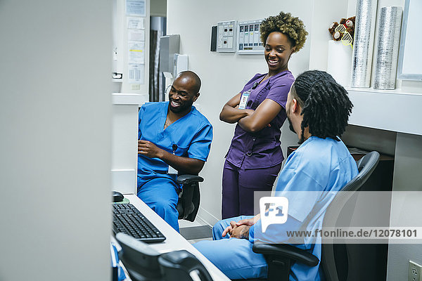 Lachende Krankenschwestern im Krankenhaus