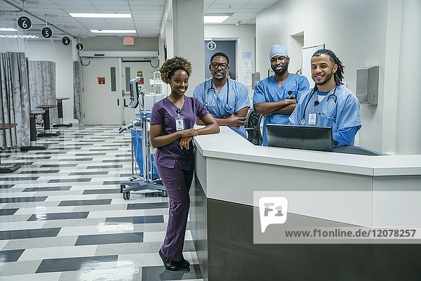 Porträt einer lächelnden Krankenschwester im Krankenhaus