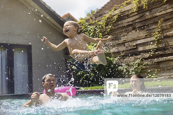 Glückliche Familie mit Spaß im Schwimmbad