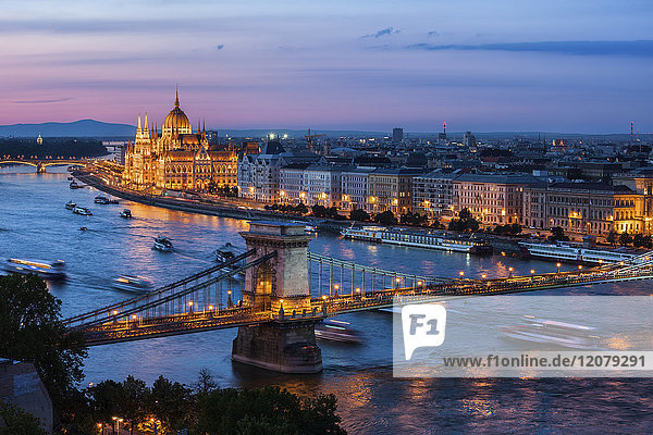 Ungarn  Budapest  Stadtbild bei Dämmerung mit Kettenbrücke an der Donau