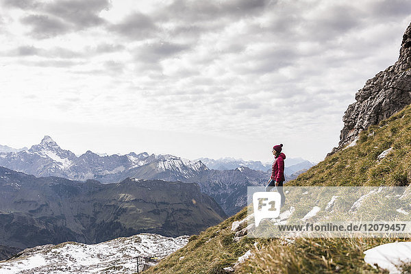 Deutschland  Bayern  Oberstdorf  Wanderer in alpiner Landschaft