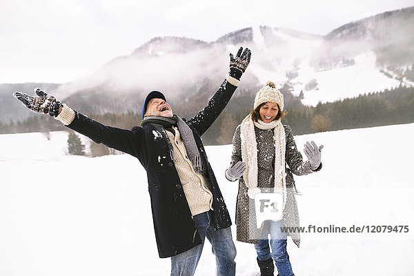 Glückliches Seniorenpaar im Schnee