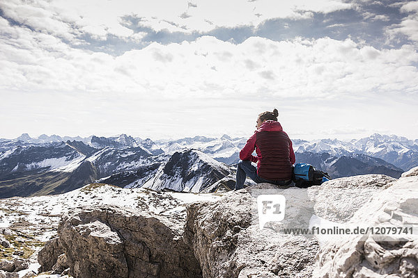Deutschland  Bayern  Oberstdorf  Wanderer sitzend in alpiner Landschaft