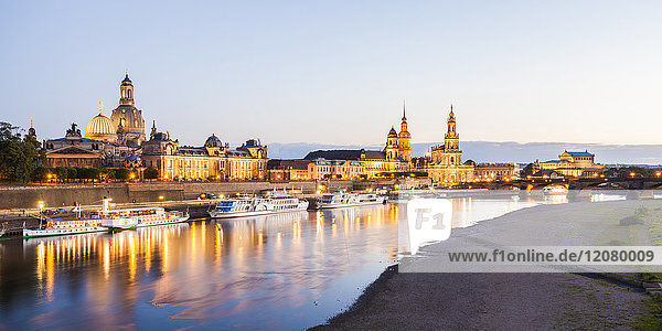 Deutschland  Dresden  Stadtansicht mit Elbe