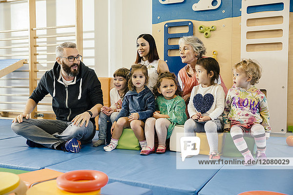 Gruppe von Kindern und Lehrern im Fitnessraum im Kindergarten
