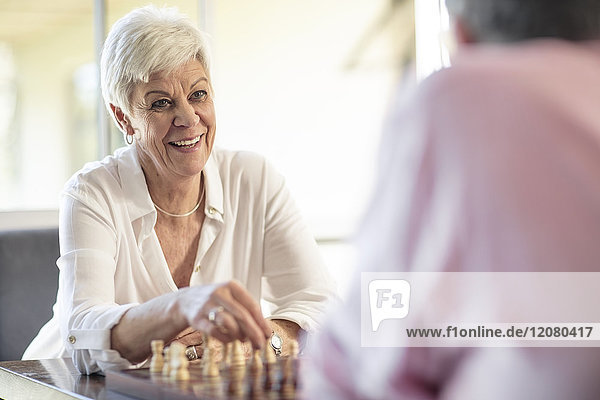 Seniorenpaar beim Schachspielen zu Hause