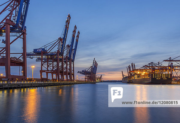 Deutschland  Hamburg  Waltershof  Containerhafen am Abend
