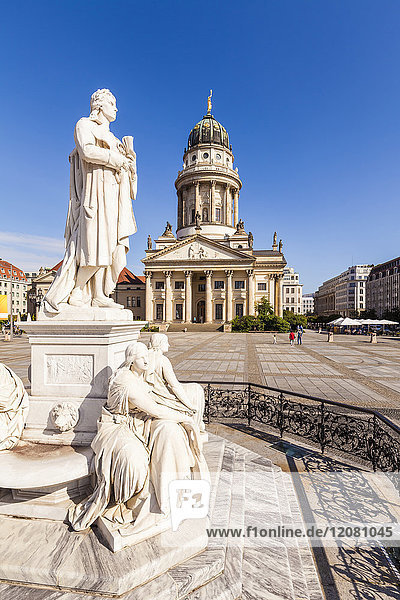 Deutschland  Berlin  Gendarmenmarkt  Blick auf den Französischen Dom mit der Statue von Friedrich Schiller im Vordergrund