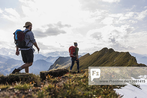 Deutschland  Bayern  Oberstdorf  zwei Wanderer auf dem Bergrücken
