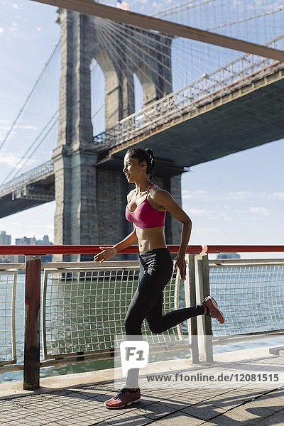 Woman training in the morning in Manhattan near Brooklyn Bridge