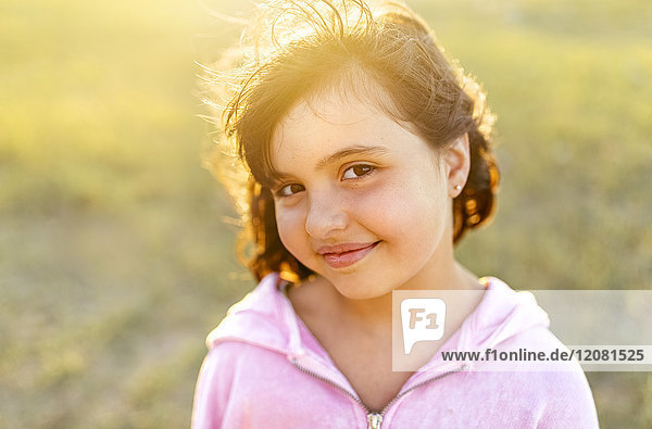 Porträt des lächelnden Mädchens im Gegenlicht