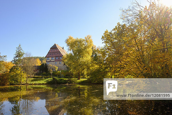 Deutschland  Bayern  Franken  Mittelfranken  Fränkische Seenplatte  Jahrsdorferhaus und Weiher