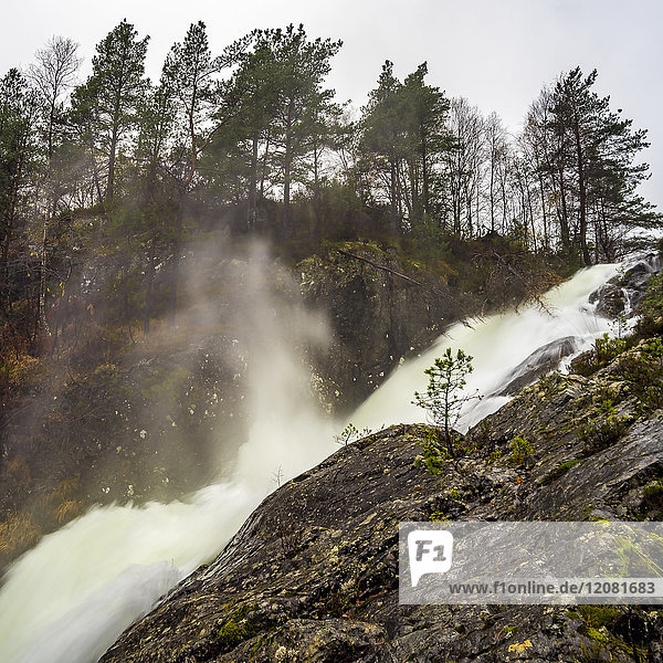 Norwegen  Hordalanda  Wasserfall